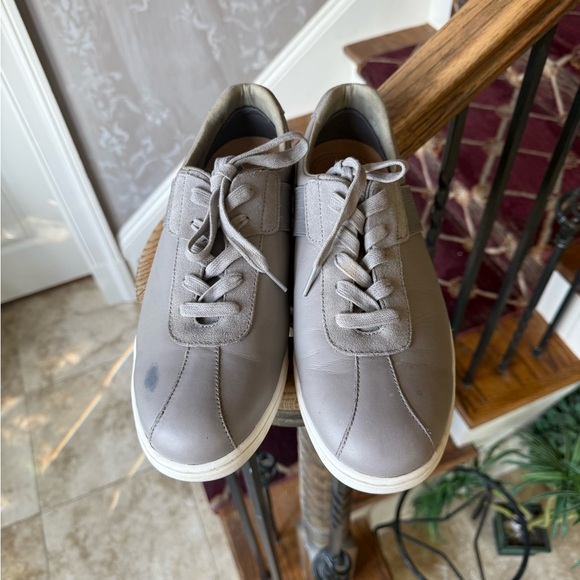 VIONIC men’s leather grey sneaker US size 11 good condition Mark top right - Picture 7 of 9